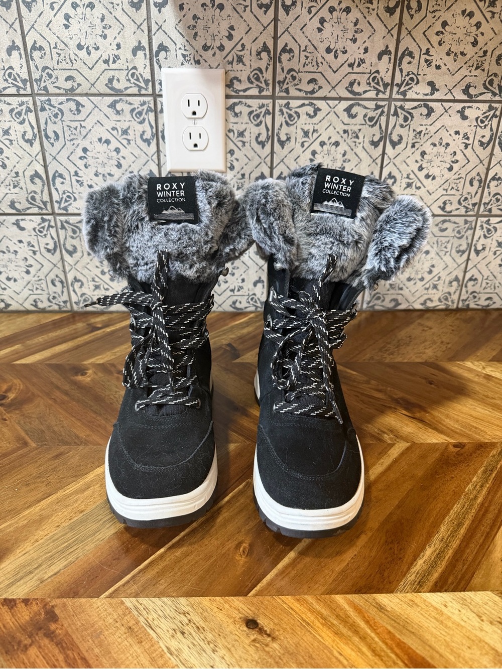 Roxy Women's Black Winter Faux-Fur Lace-Up Snow Boots